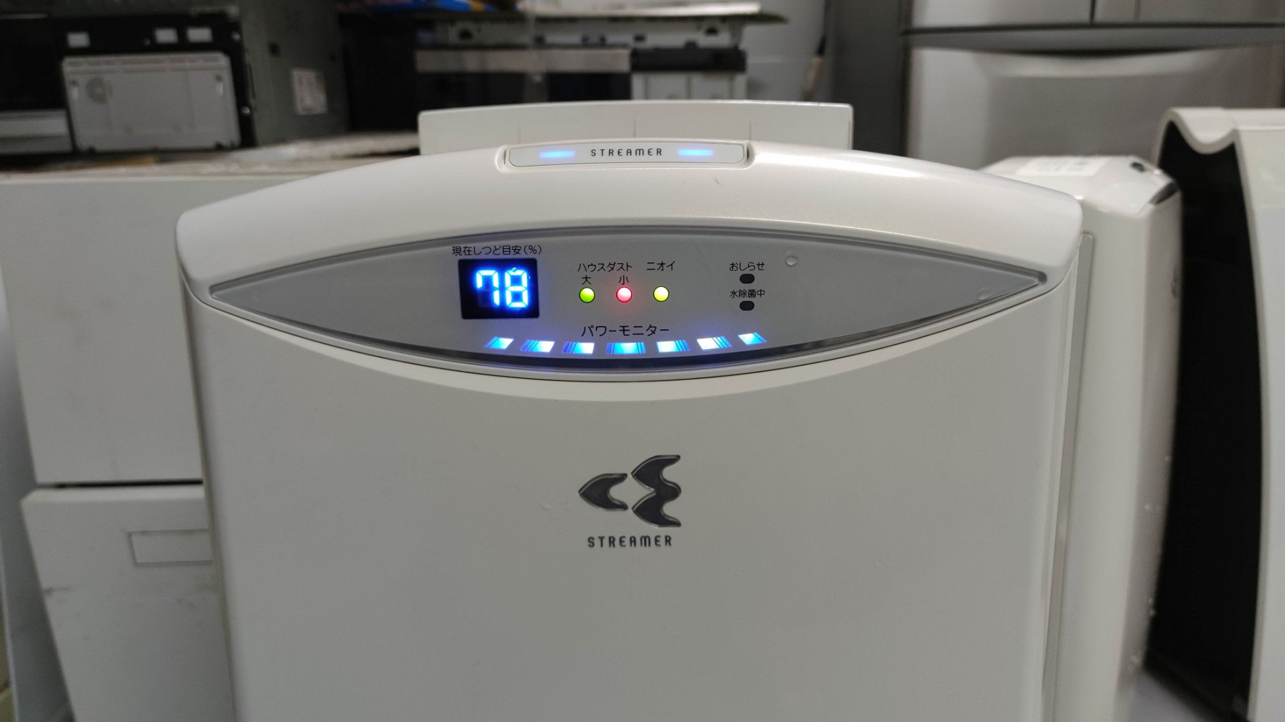 MÁY LỌC KHÔNG KHÍ DAIKIN BÁN NGHUYỆT ACK70R-W
